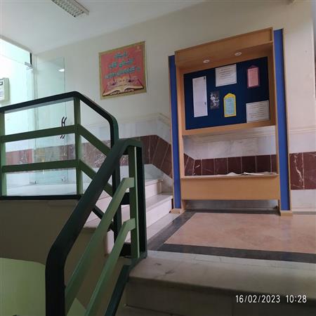 راه پله طبقه یک سمت کتابخانه